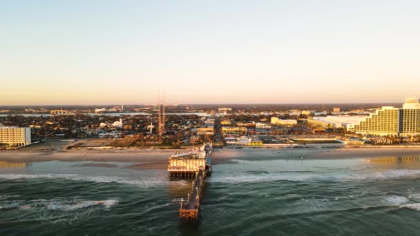 Zijdelingse Drone Shot Van Daytona Beach Oevers Met Halifax Rivier — Stockvideo