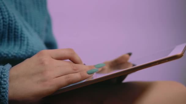 Une Jeune Fille Avec Une Belle Manucure Utilise Une Tablette — Video
