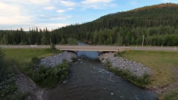 Una Macchina Sportiva Bianca Vista Attraversare Ponte Che Attraversa Fiume — Video Stock