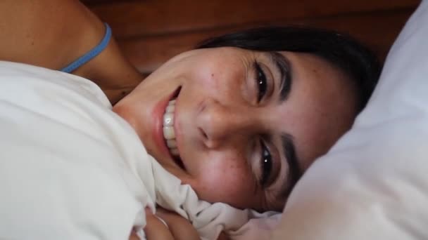 Piękna Dziewczyna Szczęśliwy Wyraz Twarzy Patrząc Aparat Fotograficzny Sypialni Nastolatka — Wideo stockowe