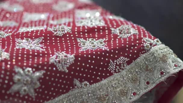 Zbliżenie Koralików Sekwencji Ręcznie Robionym Sari Tradycyjna Suknia Ślubna Indiach — Wideo stockowe