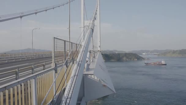 貨物タンカーとしての来島海峡吊橋 瀬戸内国際芸術祭2019 — ストック動画