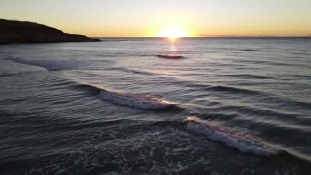 Mooie Slow Motion Schot Vliegen Laag Brekende Golven Tijdens Zonsondergang — Stockvideo