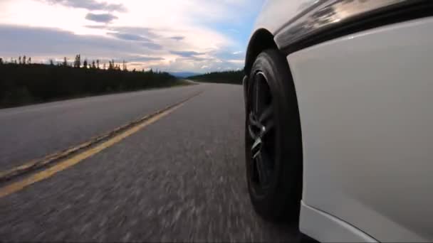 Uma Câmera Gopro Montada Perto Roda Dianteira Carro Esportivo Branco — Vídeo de Stock