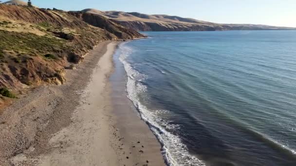 Voo Sobre Calma Sellicks Beach Austrália Sul Penhascos Incríveis Fundo — Vídeo de Stock