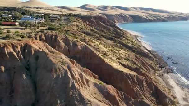 Cinematic Flight Sellicks Beach South Australia Houses Perched Top Beautiful — Stock Video