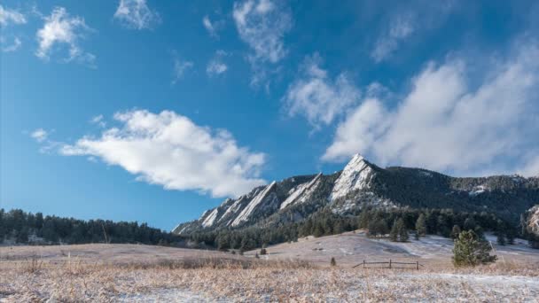 Tidsförlopp Moln Över Flatirons Boulder — Stockvideo