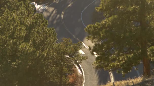 Luchtfoto Van Auto Rijden Bergen — Stockvideo