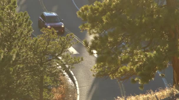 Luchtfoto Van Auto Rijden Bergen — Stockvideo