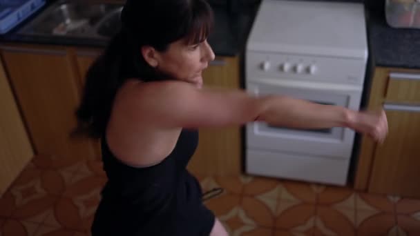 Жінка Бере Уроки Онлайн Боксу Вдома Кухні — стокове відео