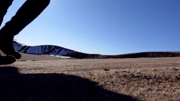 Vista Perto Caminhar Sobre Dunas Areia Câmera Lenta — Vídeo de Stock