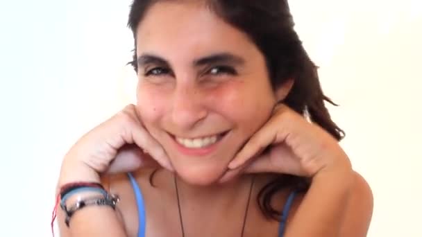 Potret Gadis Berambut Coklat Tersenyum Kamera Amerika Latin Perempuan Hispanik — Stok Video