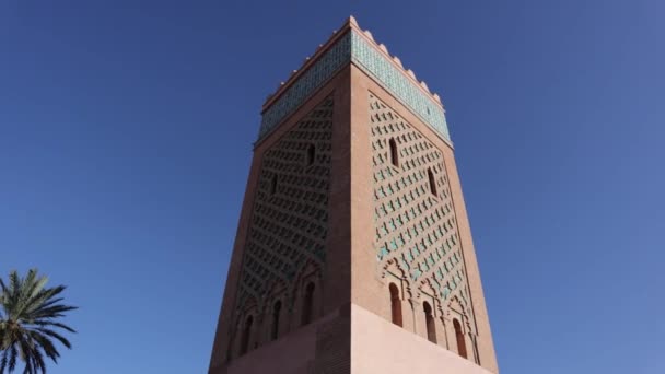 Jazda Konna Marrakeszu City Patrząc Piękny Minaret Meczetu — Wideo stockowe