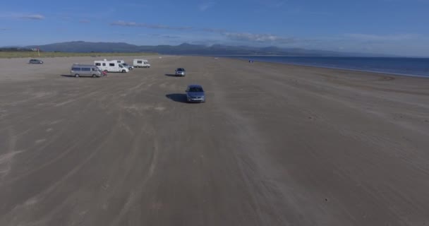 Autofahren Einem Black Rock Sand Beach Nordwales — Stockvideo