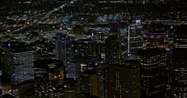 Denver Colorado Aerial V24 Nahaufnahme Vogelauge Innenstadt Nacht Dji Inspire — Stockvideo
