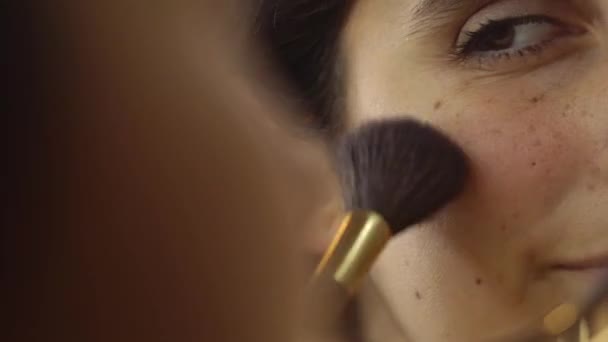 Mujer Joven Que Pone Maquillaje Con Cepillo Añadiendo Bronceador Rubor — Vídeos de Stock