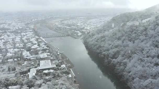 Πτώση Χιονιού Πάνω Από Κιότο Περιοχή Arashiyama Και Γέφυρα Togetsu — Αρχείο Βίντεο