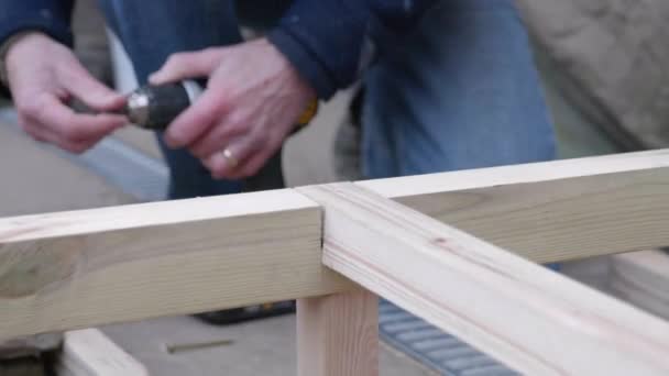 Bir Adam Matkap Ucu Değiş Tokuşu Yapar Biraz Odun Batırır — Stok video