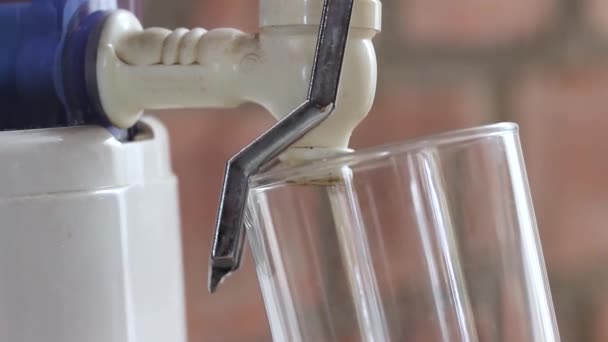 Töltök Egy Poharat Vízzel Vízszűrőből Származó Ivóvíz — Stock videók