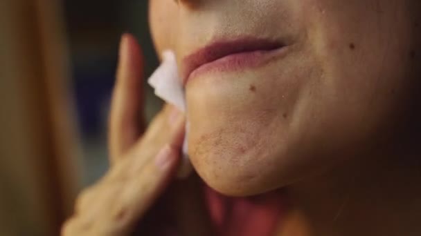 Mujer Quitando Maquillaje Cara Limpiando Piel Facial Retrato Primer Plano — Vídeos de Stock