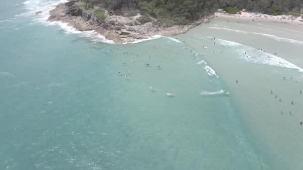 Touristen Schwimmen Und Surfen Sommer Kristallklaren Wasser Des Cylinder Beach — Stockvideo