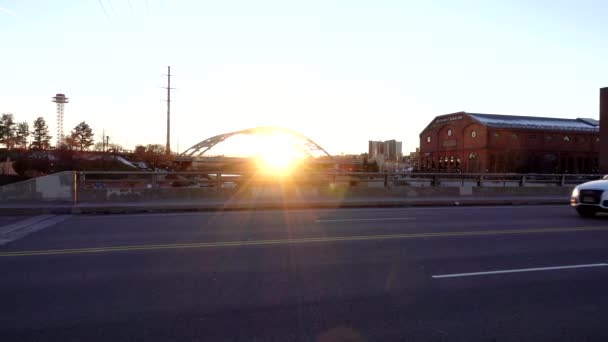 丹佛市中心一座桥上的车辆慢镜头 — 图库视频影像