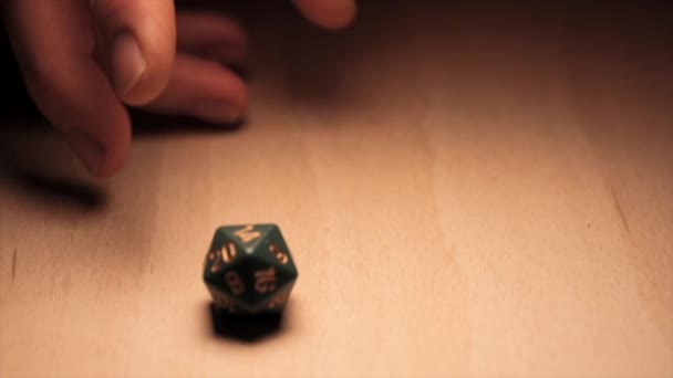 Een D20 Dobbelstenen Wordt Opgepakt Gegooid Landing Een — Stockvideo