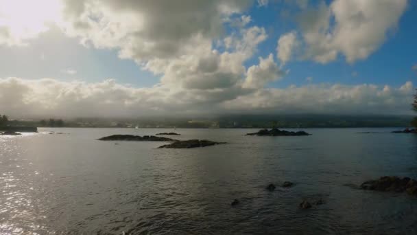 ハワイのヒロ湾 海の湾の上の遅い水の波 4Kで撮影 — ストック動画