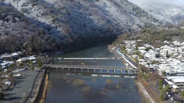 日本冬の航空シーン嵐山橋からのプルバック撮影 — ストック動画