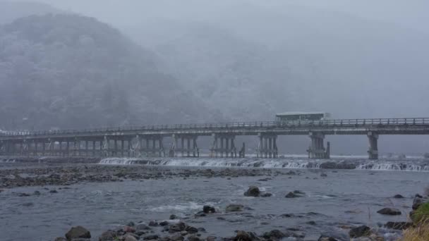 Nieve Cayendo Sobre Puente Togetsukyo Arashiyama Mientras Autobús Cruza — Vídeo de stock