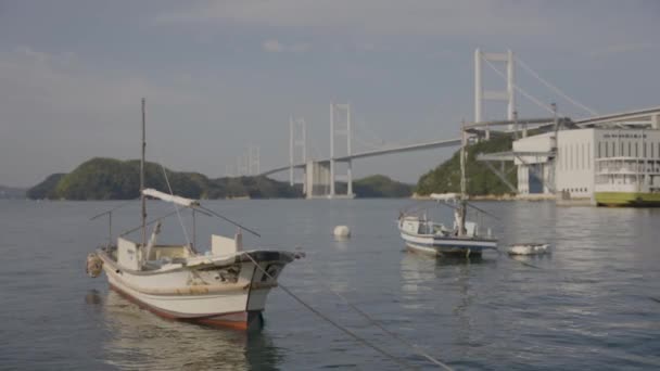 愛媛県の来島海峡大橋と穏やかな日本の港 — ストック動画