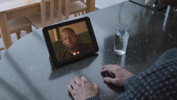Επαγγελματίας Άνδρας Που Μιλάει Στην Κάμερα Δυναμικά Χρησιμοποιώντας Χειρονομίες Βιντεοκασέτα — Αρχείο Βίντεο
