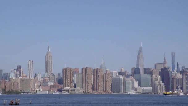 ブルックリンのウィリアムズバーグのイースト川を渡ってニューヨーク市のミッドタウン マンハッタン 傾斜下 — ストック動画