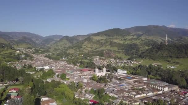 Aerial Drone Shot Silvia Villaggio Tradizionale Colombia Volare Verso Piazza — Video Stock