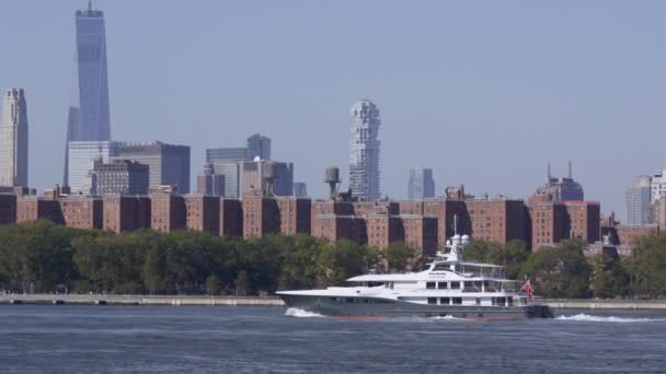 Sledování Lodi Jak Pohybuje East River Kolem Finanční Čtvrti Manhattan — Stock video