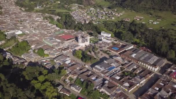 Drone Aéreo Orbitando Redor Praça Principal Silvia Colômbia Angled Para — Vídeo de Stock