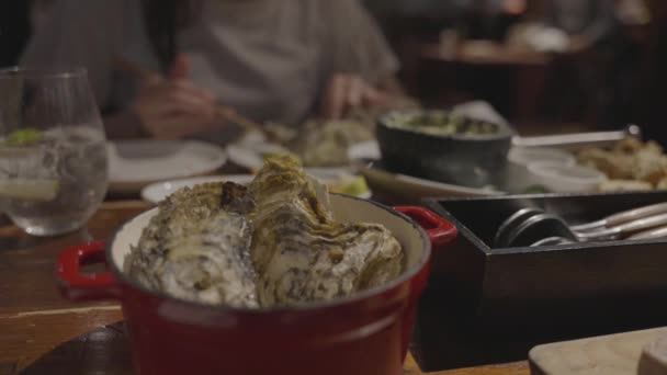 Ostrygi Restauracji Fine Dining Owoce Morza Zamazanym Tle — Wideo stockowe