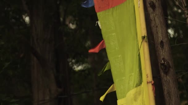 Θιβετιανή Σημαία Προσευχής Φυσάει Όμορφα Στον Άνεμο Αυτό Βουδιστικό Ναό — Αρχείο Βίντεο