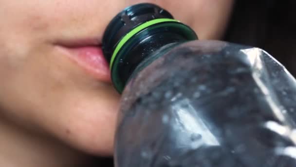 Closeup Υγιή Νεαρά Θηλυκά Κρατώντας Μπουκάλι Νερό Πίνοντας Φρέσκο Διαφανές — Αρχείο Βίντεο