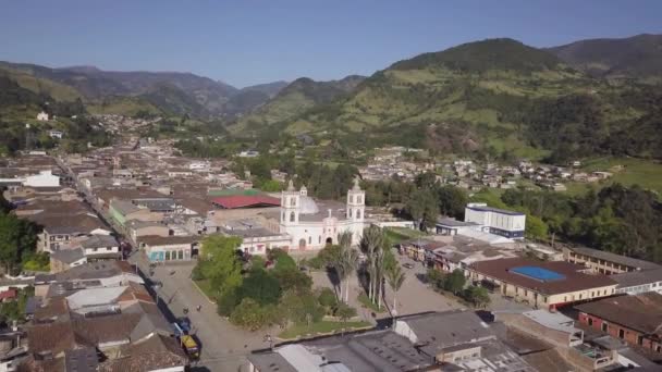 在哥伦比亚山区的一个小镇Silvia的空中无人机飞越 无人机飞越了主要的城镇广场和教堂 — 图库视频影像