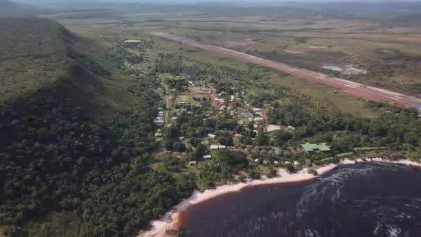 Légi Kilátás Város Canaima Carrao Folyó Repülőtéri Kifutópálya Venezuela Nagy — Stock videók