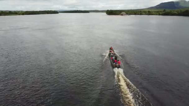 Tiro Aéreo Lancha Motor Río Carrao Parque Nacional Canaima Venezuela — Vídeo de stock