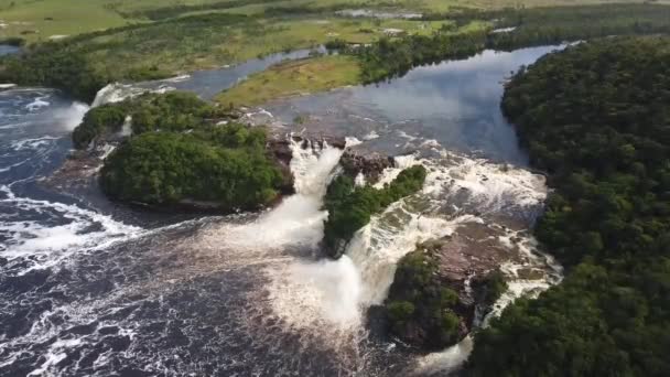 委内瑞拉亚马逊河热带雨林卡奈马湖瀑布的空中景观放大并倾斜下来 — 图库视频影像