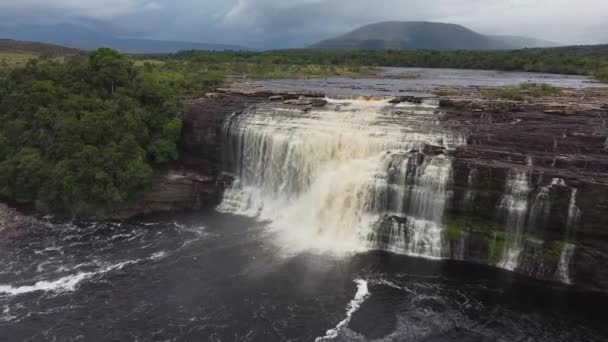 委内瑞拉亚马逊雨林Canaima湖中Salto Sapo的空中图像放大并向下倾斜 — 图库视频影像