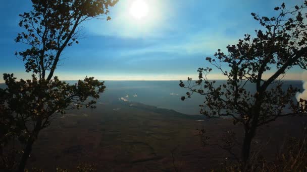 Ogromny Krajobraz Wulkaniczny Płonące Słońce Uderza Czarny Krater Wulkaniczny Dwie — Wideo stockowe