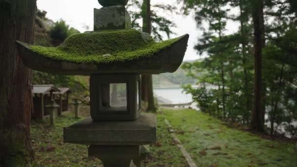 Mossy Lantern Japón Rural Océano Contexto Desenfocado — Vídeo de stock