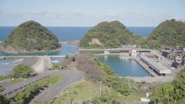 日本の田舎の海辺 小さな島の漁村の間のパン — ストック動画