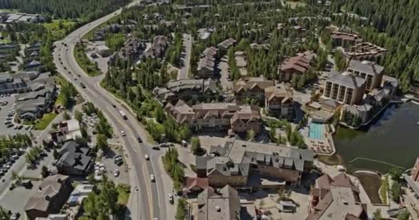 Красивый Мирный Пейзаж Города Зелеными Деревьями Соседствующими Домами Хребте Колорадо — стоковое видео