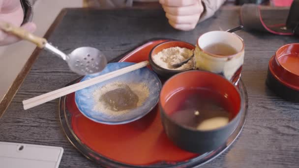 Horké Warabi Mochi Pokryté Pečenou Sójovou Moukou Kinako — Stock video