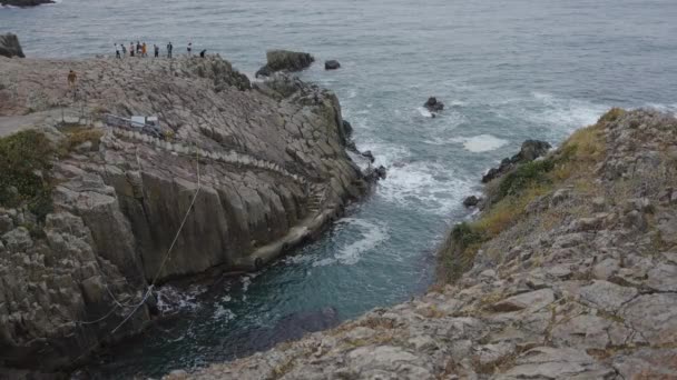 日本海に浮かぶロッキー海岸の東尋坊断崖 — ストック動画